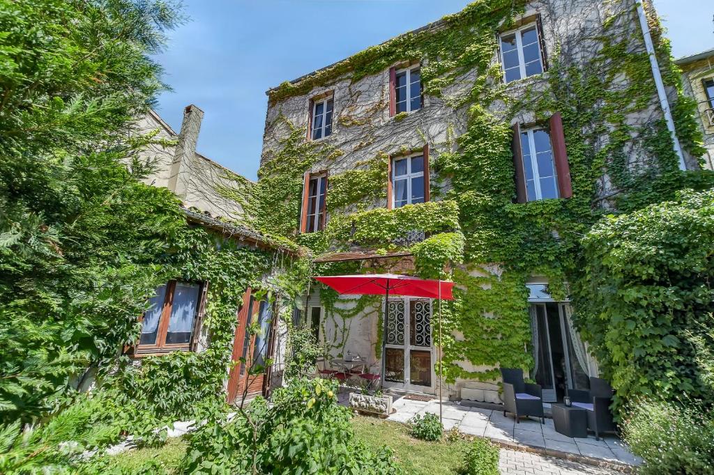 Les Bellevue Cité "3 Apartments, 1 with Garden & Private Parking, Aircon, WiFi, Free Public Car Park, 1 km from Cité" 2