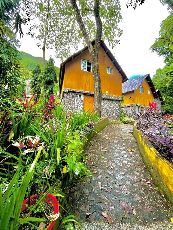 Un jardín fuera de Hotel Refugio Cariguana