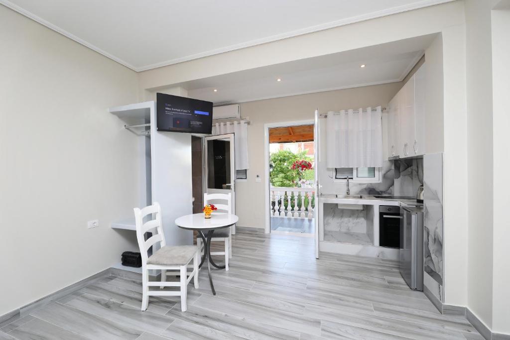 a kitchen and dining room with a table and chairs at Guest House Narta in Vlorë