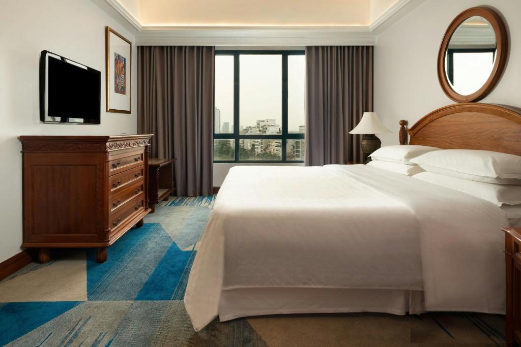Postel nebo postele na pokoji v ubytování Sheraton Hanoi Hotel
