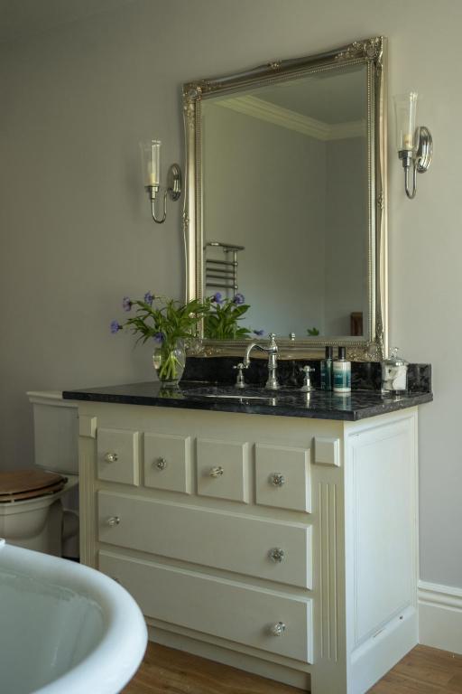 Outwood House - Deluxe King Room