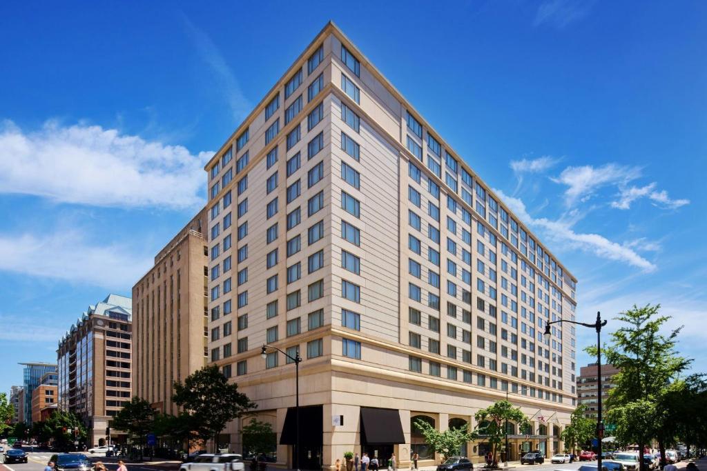 a large building on a city street with at Washington Marriott at Metro Center in Washington