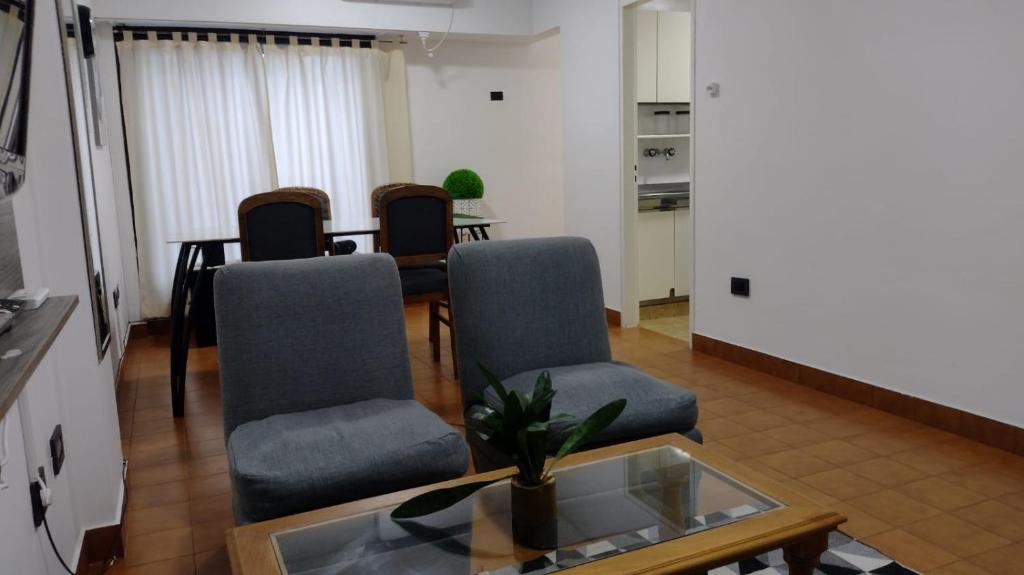 Гостиная зона в Departamento Centrico cerca de costanera