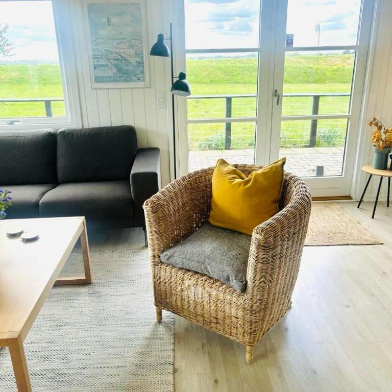 O zonă de relaxare la FF1007 Skønt sommerhus i Hejlsminde med udsigt over vandet og spa