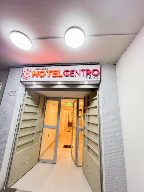a motel entrance with a sign above the doors at Hotel Centro Huancayo in San Antonio