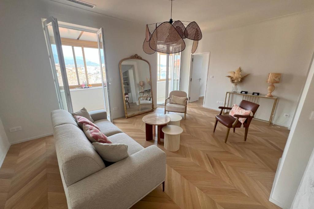 un salon avec un canapé et une table dans l'établissement Pierrine - Spacious and Luminous Premium Apartment, à Ajaccio