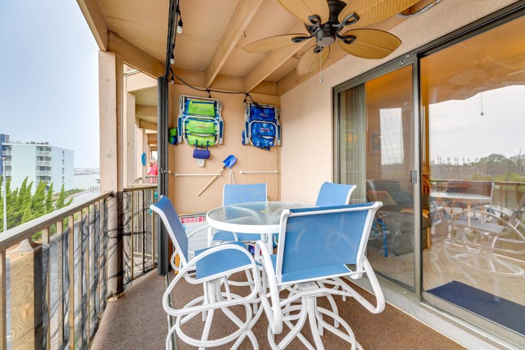 un balcone con tavolo, sedie e ventilatore a soffitto di Steps to Beach Condo with Pool in Ocean City! a Ocean City