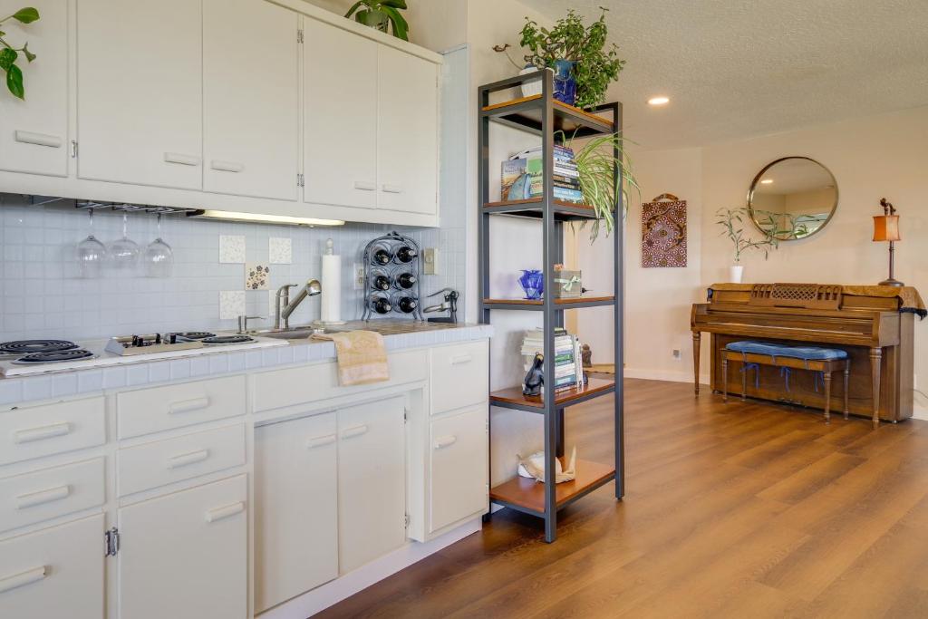 Spacious Deck with Ocean View Puget Sound Gem!廚房或簡易廚房
