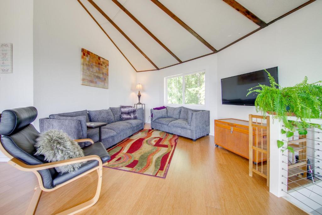 Spacious Deck with Ocean View Puget Sound Gem!電視和／或娛樂中心