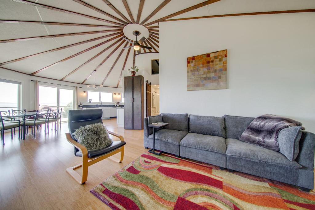 Spacious Deck with Ocean View Puget Sound Gem!休息區