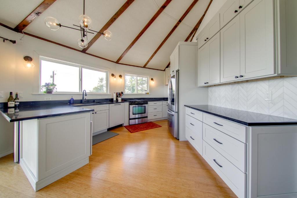 Spacious Deck with Ocean View Puget Sound Gem!廚房或簡易廚房