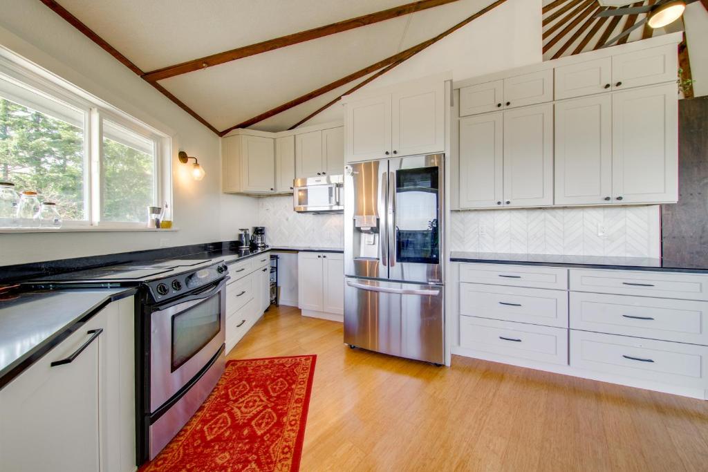 Spacious Deck with Ocean View Puget Sound Gem!廚房或簡易廚房