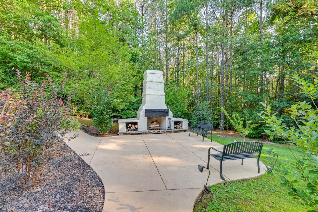 Vườn quanh Game Room and Patio Luxe Retreat Near Lake Norman!