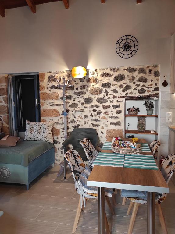 Χώρος καθιστικού στο To Pefko