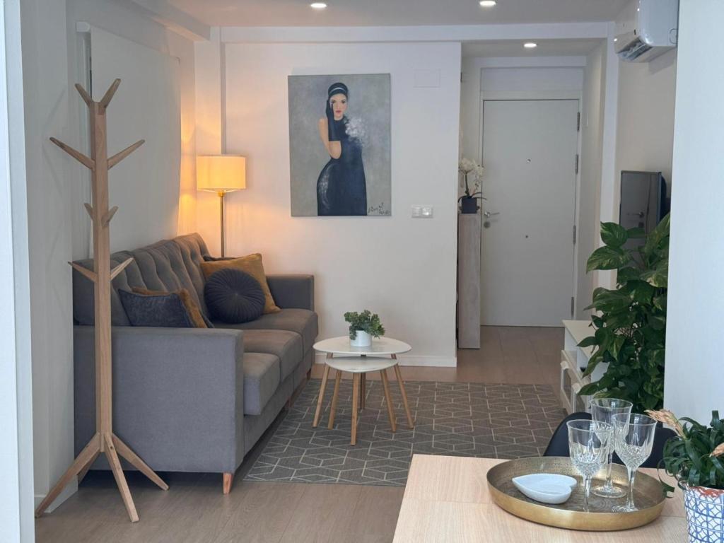 una sala de estar con un sofá y una mesa en Casa La Victoria, en Málaga