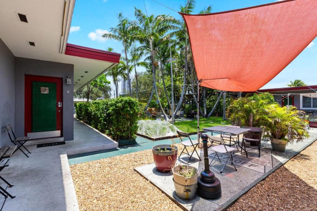 Un patio con una mesa y una sombrilla roja. en Relaxing 1BR Hollywood Stay – Parking Pets, en Hollywood
