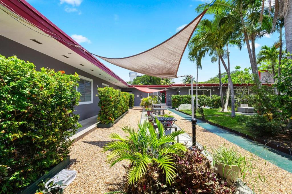 Κήπος έξω από το Cozy 2BR in Hollywood FL – Pet Friendly