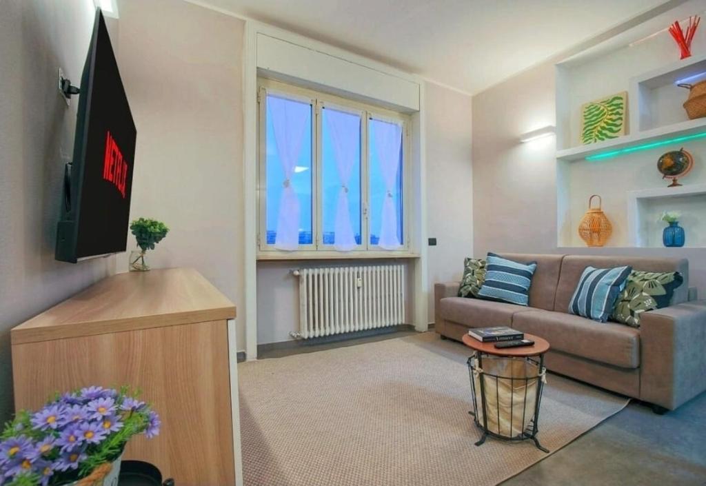 Wide & Bright 2 bedroom Flat 50m from M4 Station