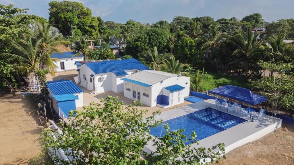 an aerial view of a house with a swimming pool at Cabaña Palma Azul in Coveñas
