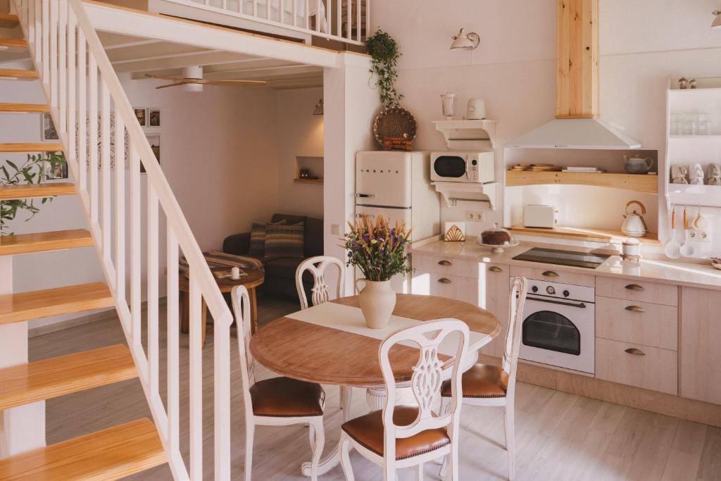 a kitchen and dining room with a table and chairs at Casa das Maria's - Casas com EnCanto in Reguengos de Monsaraz