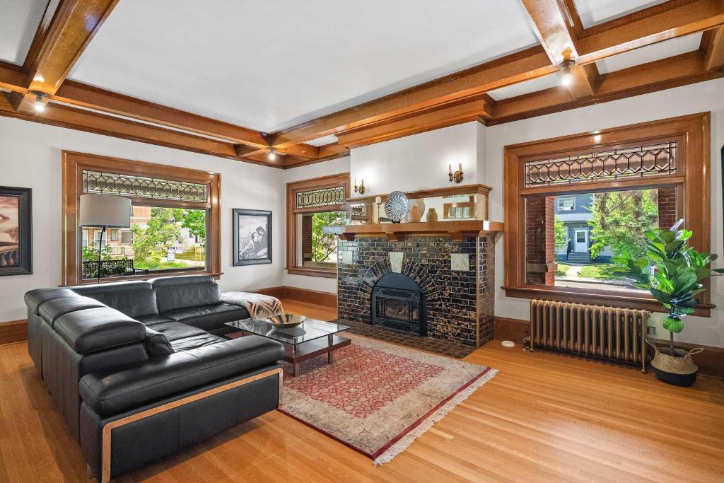 Una sala de estar con un sofá y una chimenea. en Historic Treend Residence in the heart of Mission Calgary, en Calgary