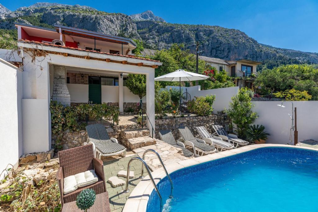 Family friendly house with a swimming pool Makarska - 23571