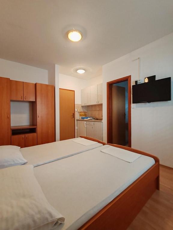 Postel nebo postele na pokoji v ubytování Apartments Mediterano