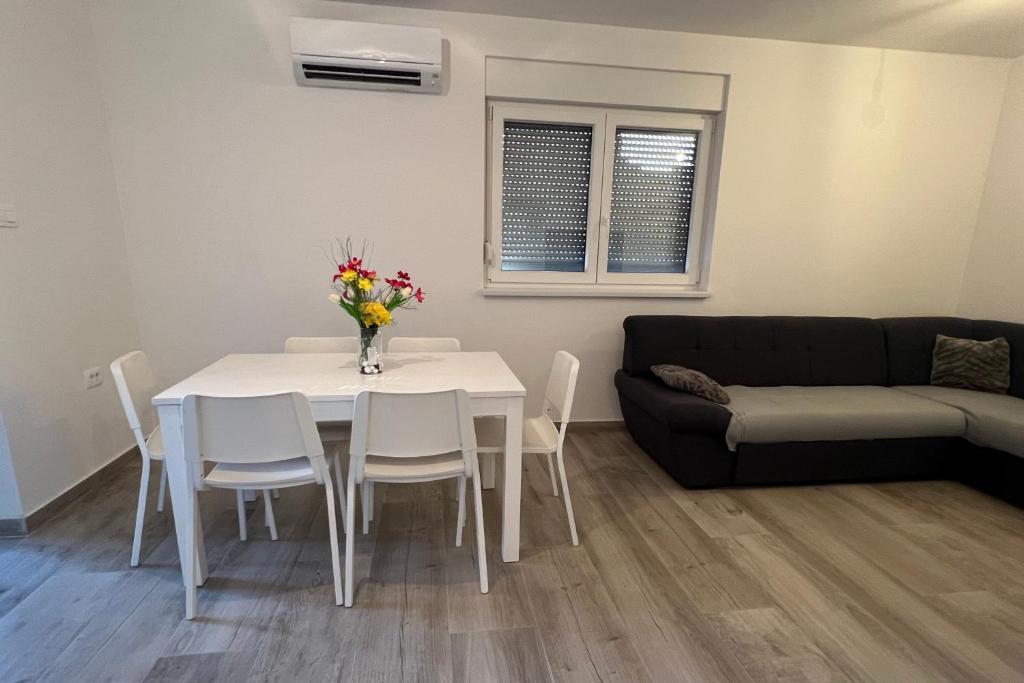 Apartments with parking space Trogir - 24640