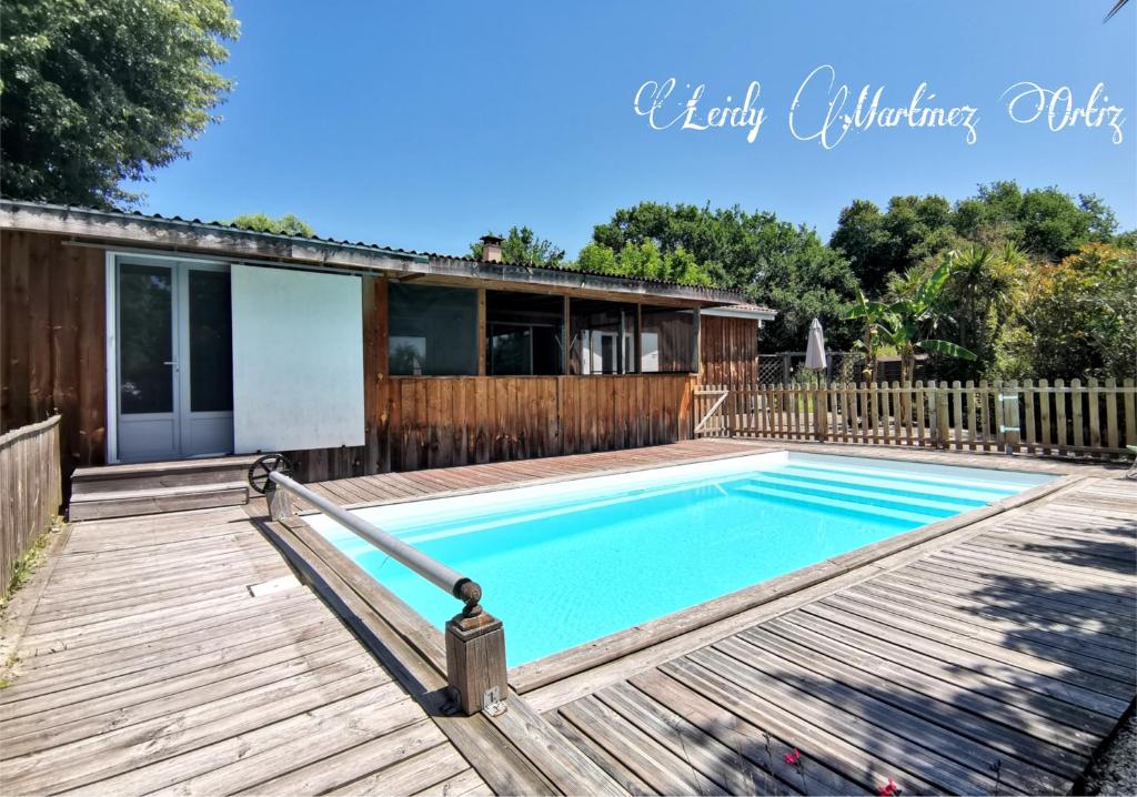 - une piscine sur une terrasse en bois avec une maison dans l'établissement 2164 Zemmar, à Aire-sur-lʼAdour