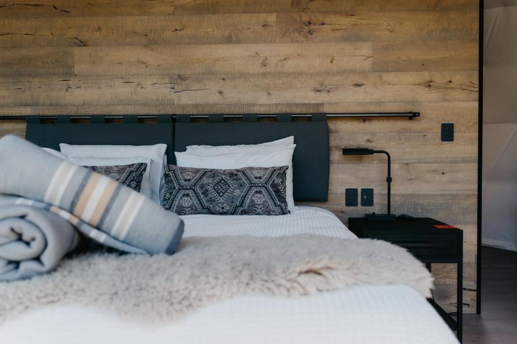 Postel nebo postele na pokoji v ubytování Cross Hill Glamping