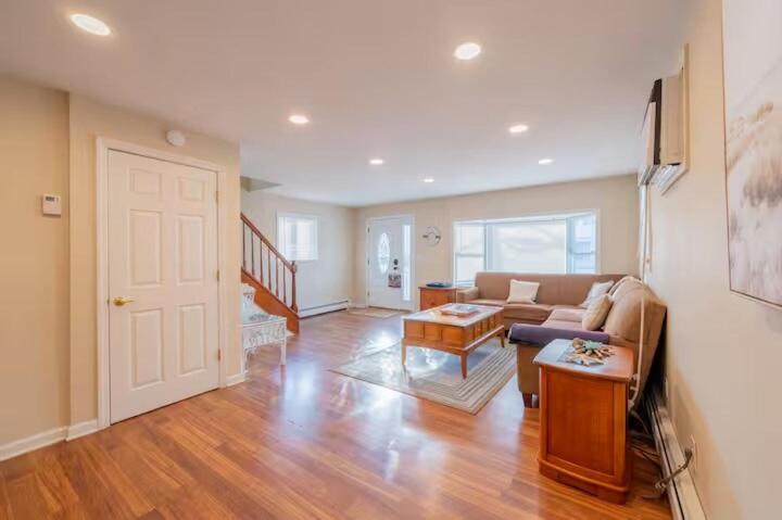 ein Wohnzimmer mit Sofa und Tisch in der Unterkunft 2 story beach house 3-Bedroom 2 baths Home 2 Blocks from the Ocean & Boardwalk Seaside heights in Seaside Heights