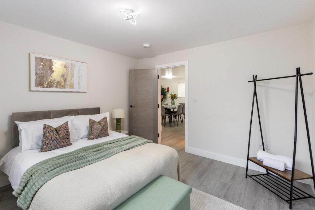 Katil atau katil-katil dalam bilik di Peaceful London Stay 2BR Walkable Locale