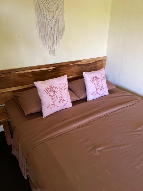 Postel nebo postele na pokoji v ubytování Kurni's Cabin