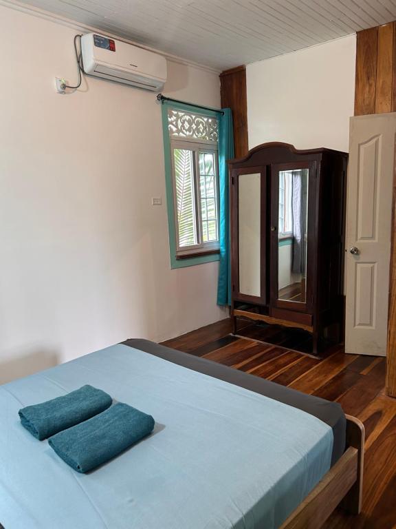 Una cama o camas en una habitación de Old Bocasso