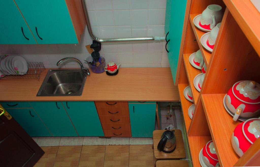 Kuchyň nebo kuchyňský kout v ubytování Globus Hostel