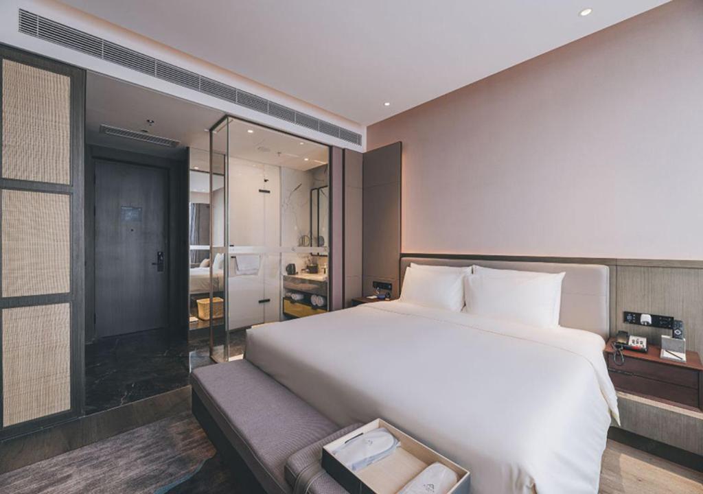 Postel nebo postele na pokoji v ubytování Atour Hotel Shenzhen Luohu Shuibei IBC