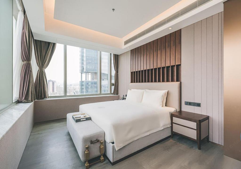 Postel nebo postele na pokoji v ubytování Atour Hotel Shenzhen Luohu Shuibei IBC