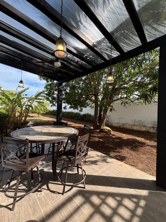 a patio with a table and chairs under a pergola at Hotel Boutique Casa Zafra in Campeche