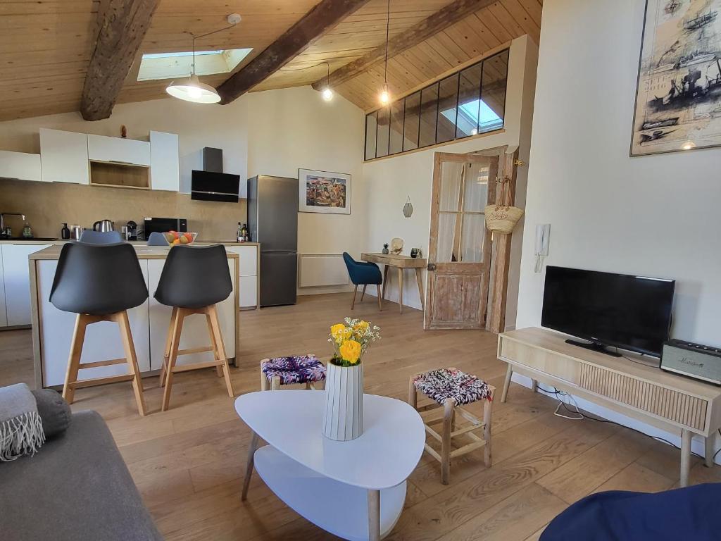 un salon avec une table et des chaises et une cuisine dans l'établissement Bel appartement T3 climatisé avec terrasse et wifi à Sète - FR-1-338-608, à Sète
