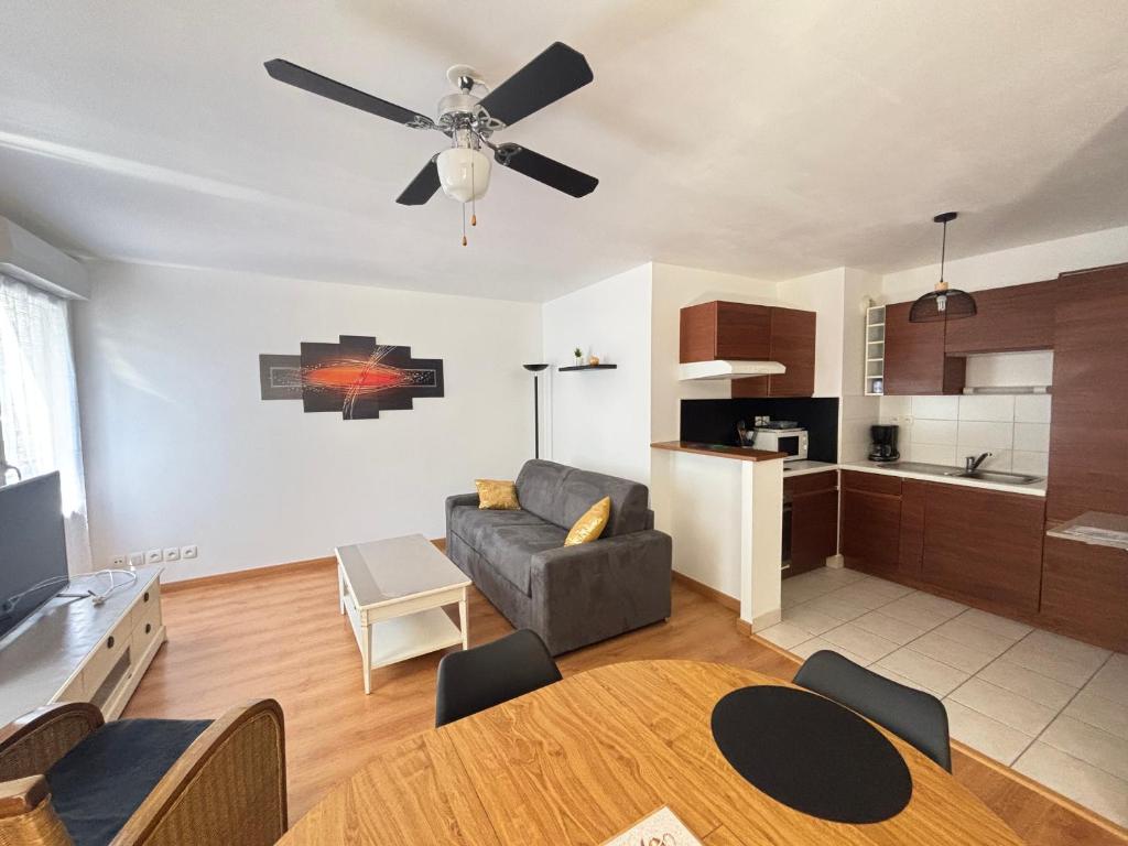 Photo de la galerie de l'établissement Appartement T2 avec Balcon et Garage Privatif, Centre-ville - Les Sables-d'Olonne - FR-1-197-601, à Les Sables-dʼOlonne