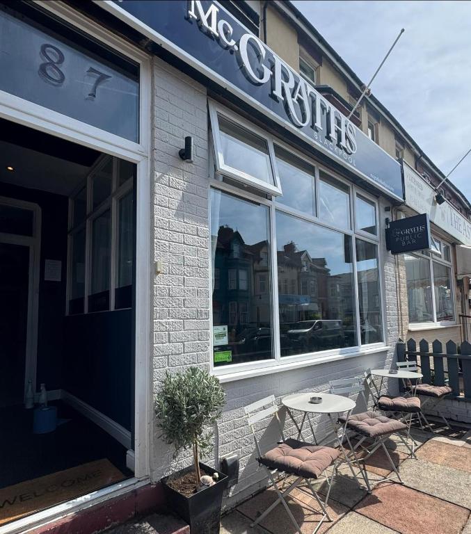 McGraths Hotel & Public Bar - Resim 6