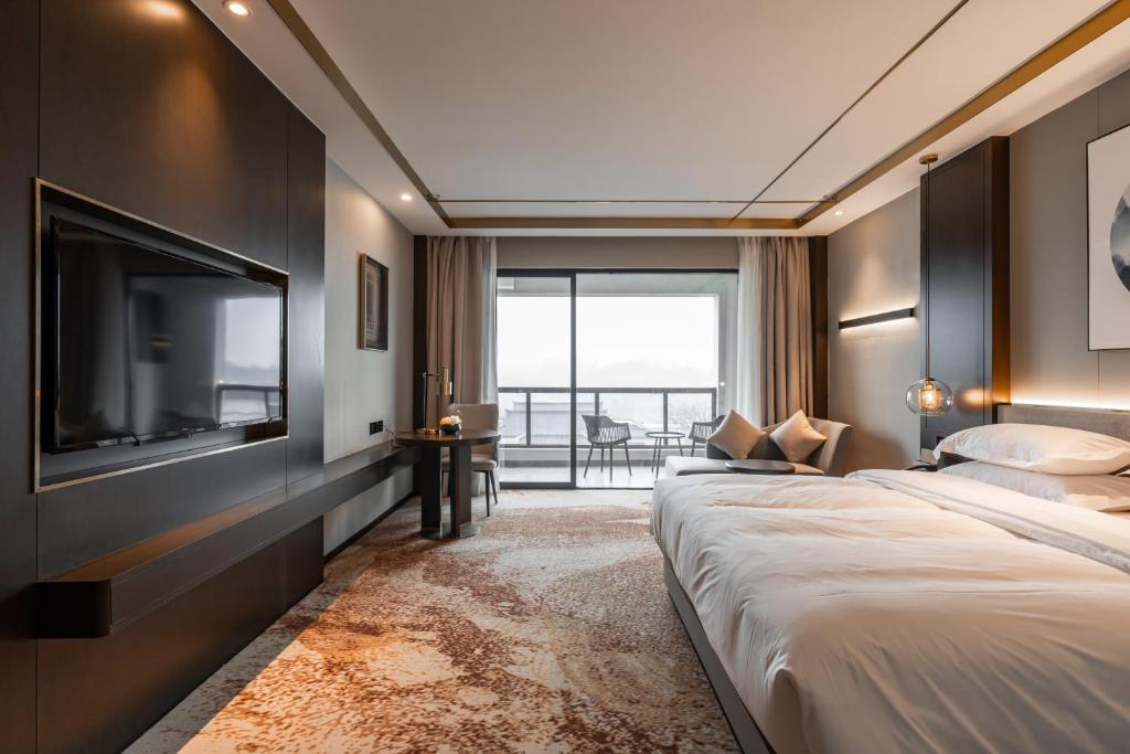 Postel nebo postele na pokoji v ubytování Poltton Century Hotel - Changtai Taoli Chunfeng Branch