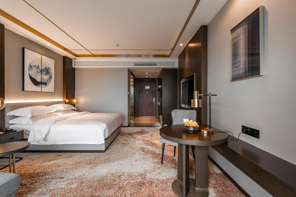 Postel nebo postele na pokoji v ubytování Poltton Century Hotel - Changtai Taoli Chunfeng Branch