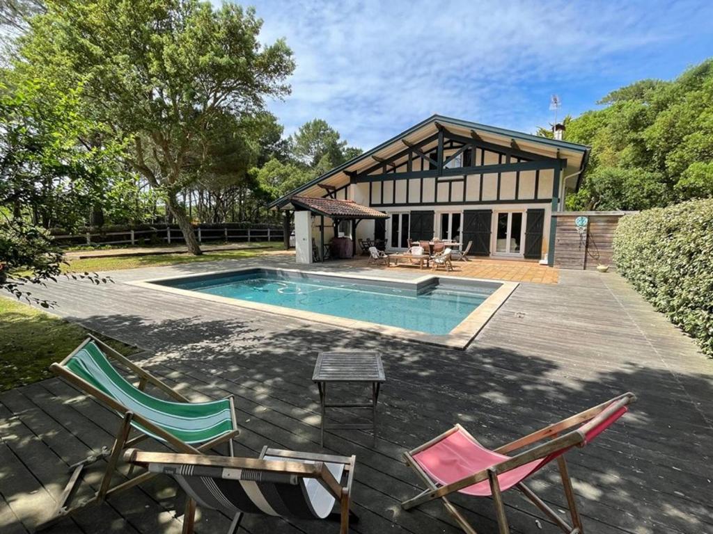 Photo de la galerie de l'établissement Villa familiale avec piscine privée et animaux admis entre Hossegor et Seignosse - FR-1-413-259, à Seignosse