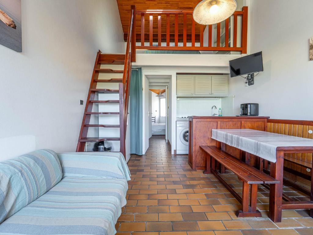 a living room with a couch and a kitchen at Mimizan Plage Sud : Bel appartement pour 4, proche océan, parking privatif - Ménage inclus - FR-1-50-183 in Mimizan