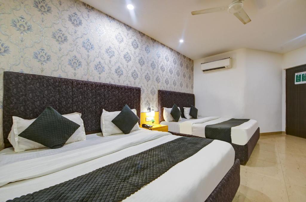 Postel nebo postele na pokoji v ubytování Hotel Platinum With Free Pickup-Delhi Airport