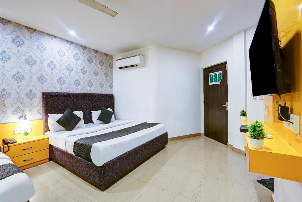 TV a/nebo společenská místnost v ubytování Hotel Platinum With Free Pickup-Delhi Airport