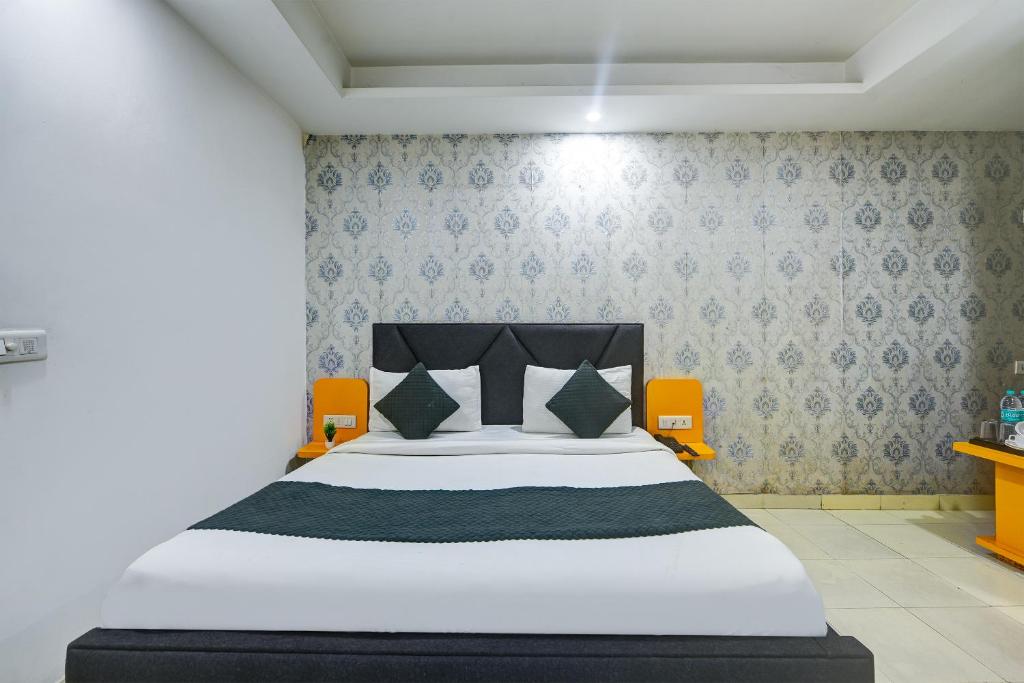 Postel nebo postele na pokoji v ubytování Hotel Platinum With Free Pickup-Delhi Airport