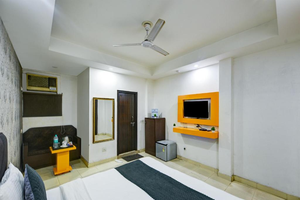 TV a/nebo společenská místnost v ubytování Hotel Platinum With Free Pickup-Delhi Airport