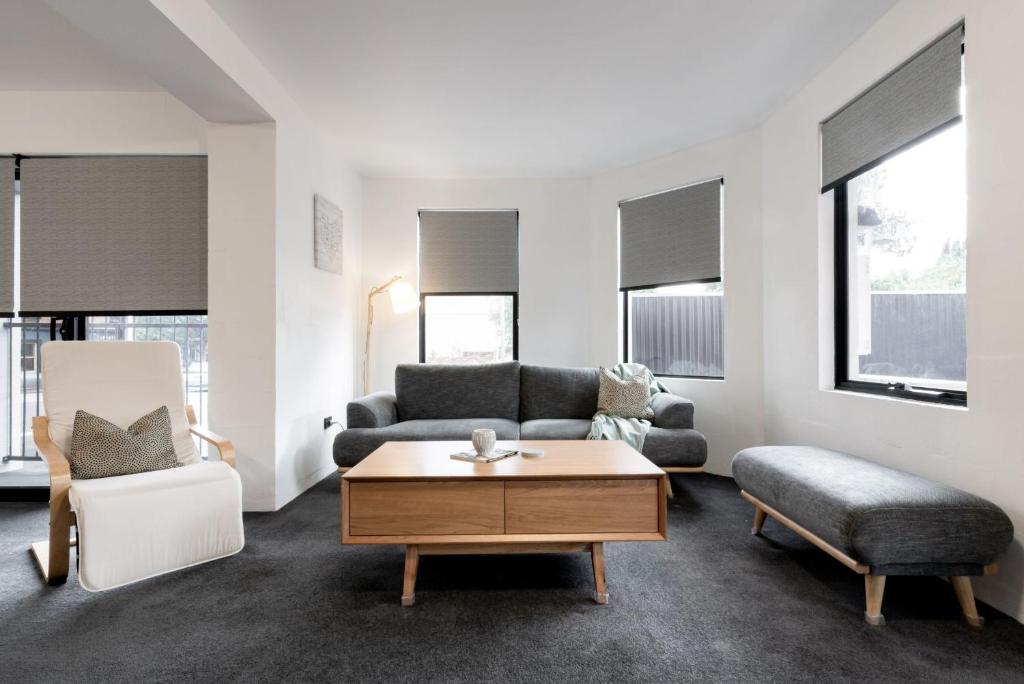 City Retreat with Parking في لونسيستون: غرفة معيشة مع أريكة وطاولة قهوة